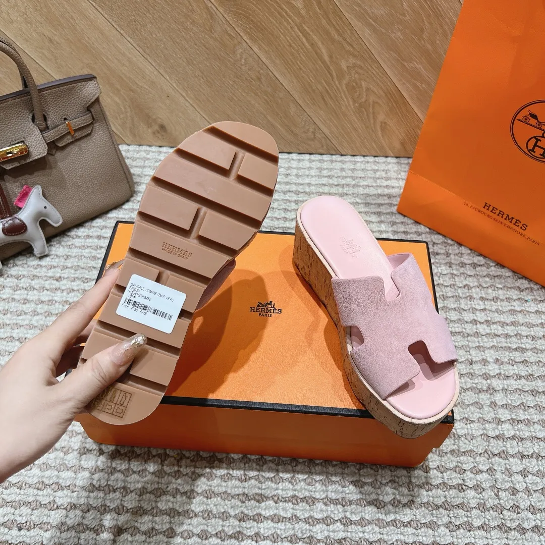 👟👟Ex-factory price 540👟👟 High version of the 2024 spring and summer new HERMES Hermès counter new style. The wedge-heeled Erjiu sandals and slippers, which have been extremely popular recently, are paired with various colorful socks. They are very trendy. Upper: cowhide. Outsole: technological imitation wood sole. Heel height: about 7cm. Size: Female 35-41 (40/41 non-refundable and non-exchangeable)